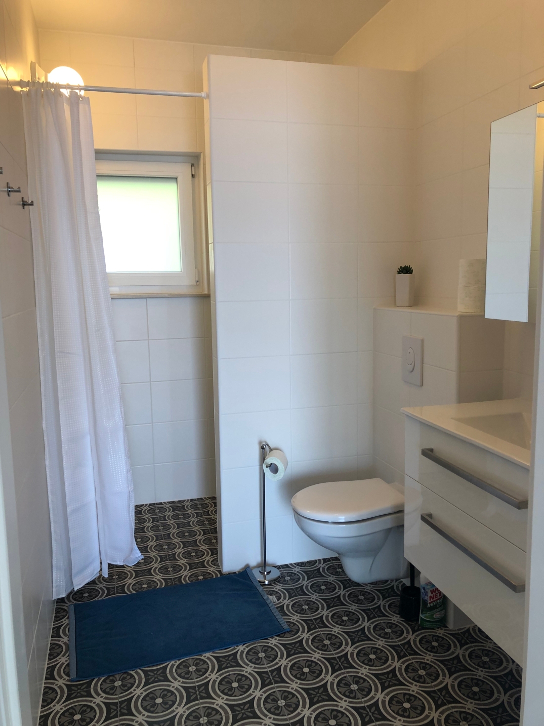 Upper apartment - Bathroom